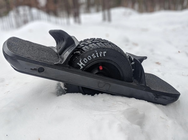 Onewheel Noir Dans la Neige Fraiche