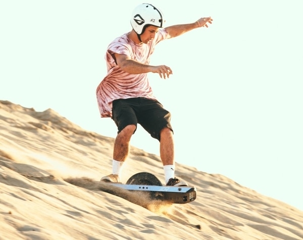 Pratique du Onewheel dans le Sable