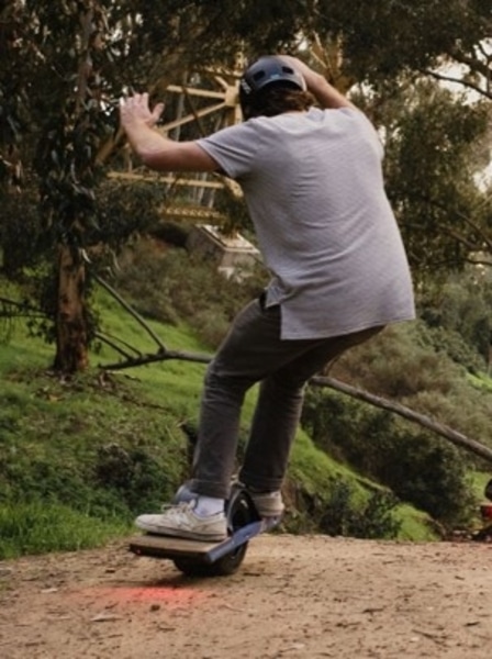 Prise de Virage sur Chemin à Onewheel