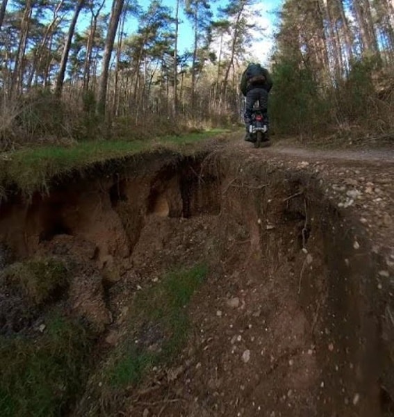 Chemin avec Ravin en Gyroroue Tout-terrain