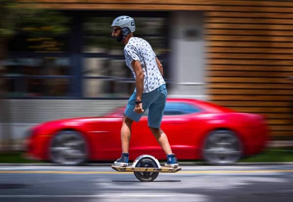 Pratiquant de faufilant dans le trafique en Onewheel à Paris